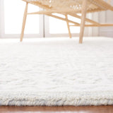 Safavieh Metro 4'-0" x 6'-0" Rug in Light Grey / Ivory