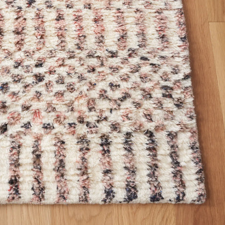 Safavieh Casablanca 4'-0" x 6'-0" Rug in Ivory / Pink