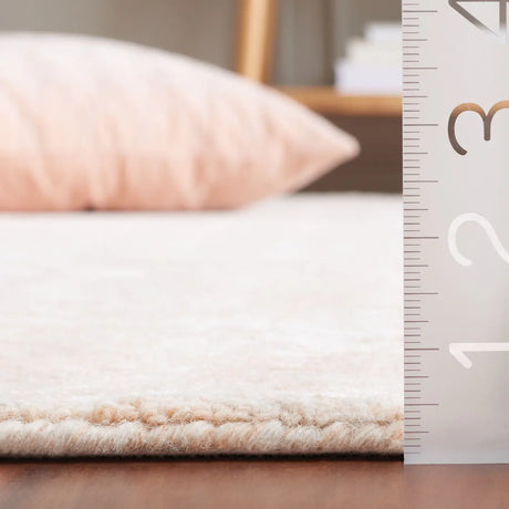 Safavieh Glamour 4'-0" x 6'-0" Rug in Pink / Ivory