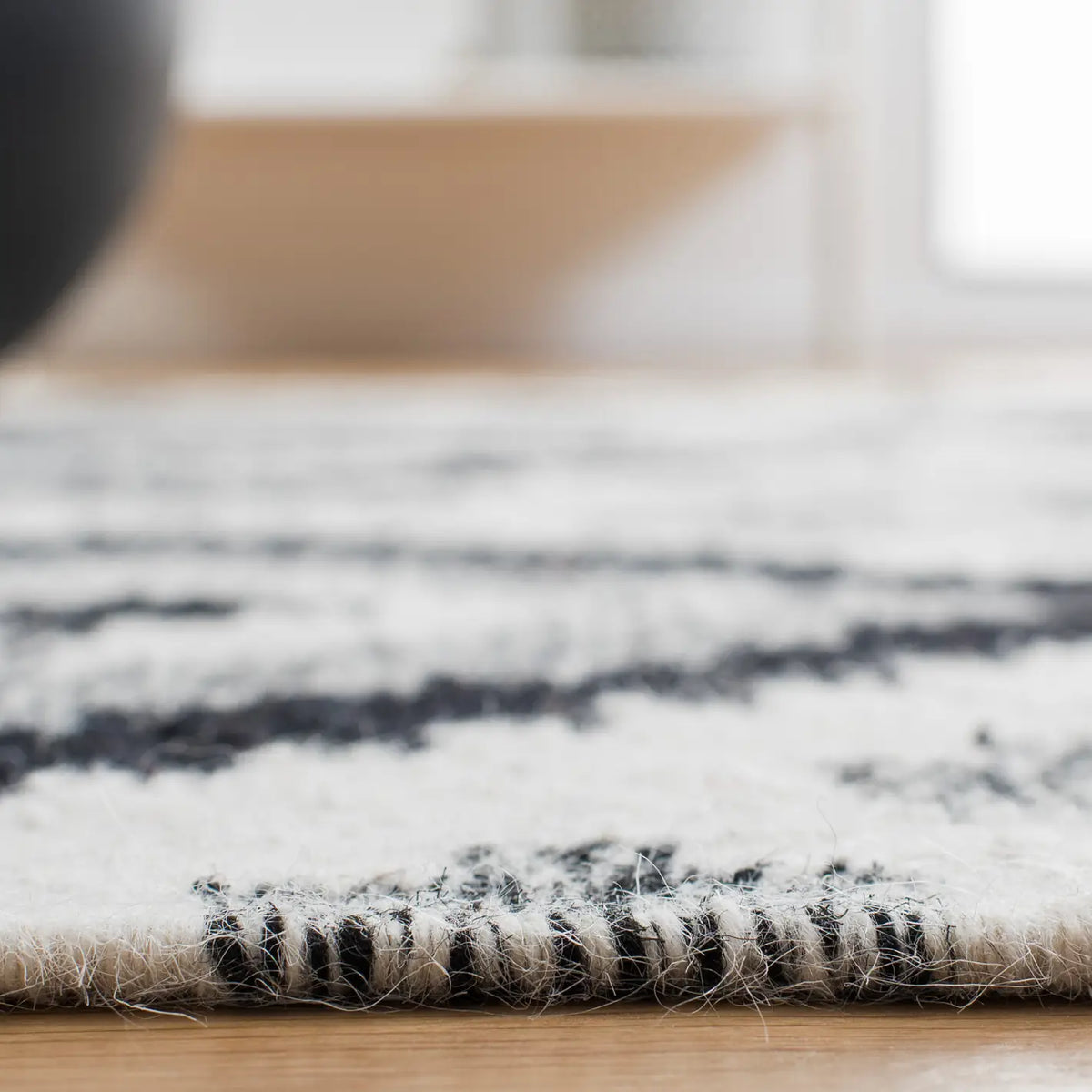 Safavieh Kilim 4'-0" x 6'-0" Rug in Ivory / Black