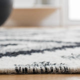 Safavieh Kilim 4'-0" x 6'-0" Rug in Ivory / Black