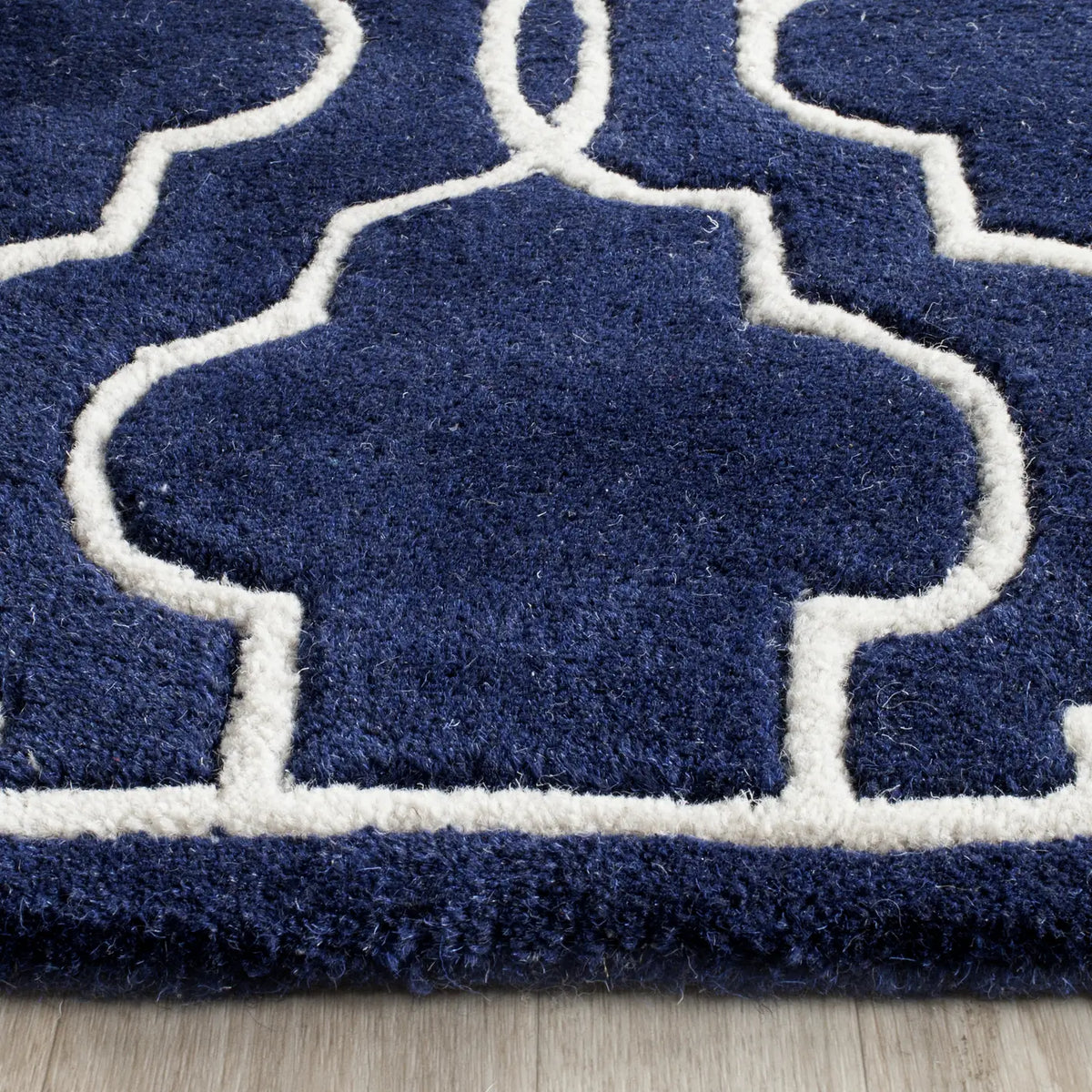 Safavieh Chatham 2'-3" x 7'-0" Rug in Dark Blue / Ivory