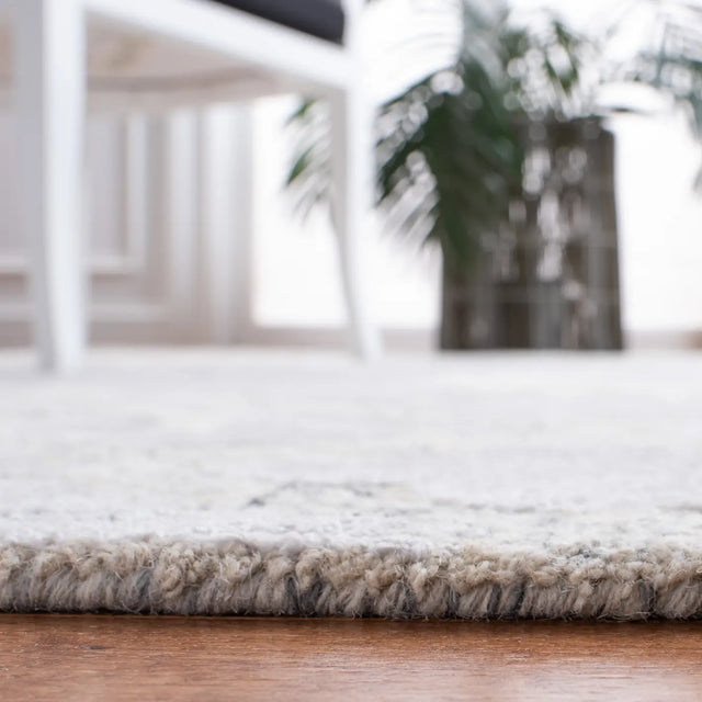 Safavieh Glamour 4'-0" x 6'-0" Rug in Silver / Ivory