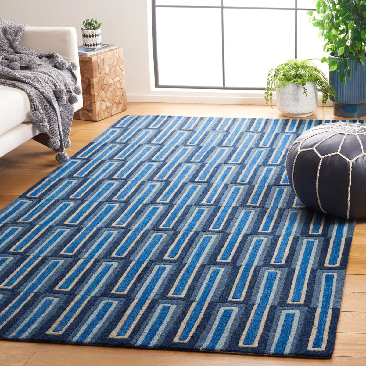 Safavieh Genre 4'-0" x 6'-0" Rug in Blue / Ivory