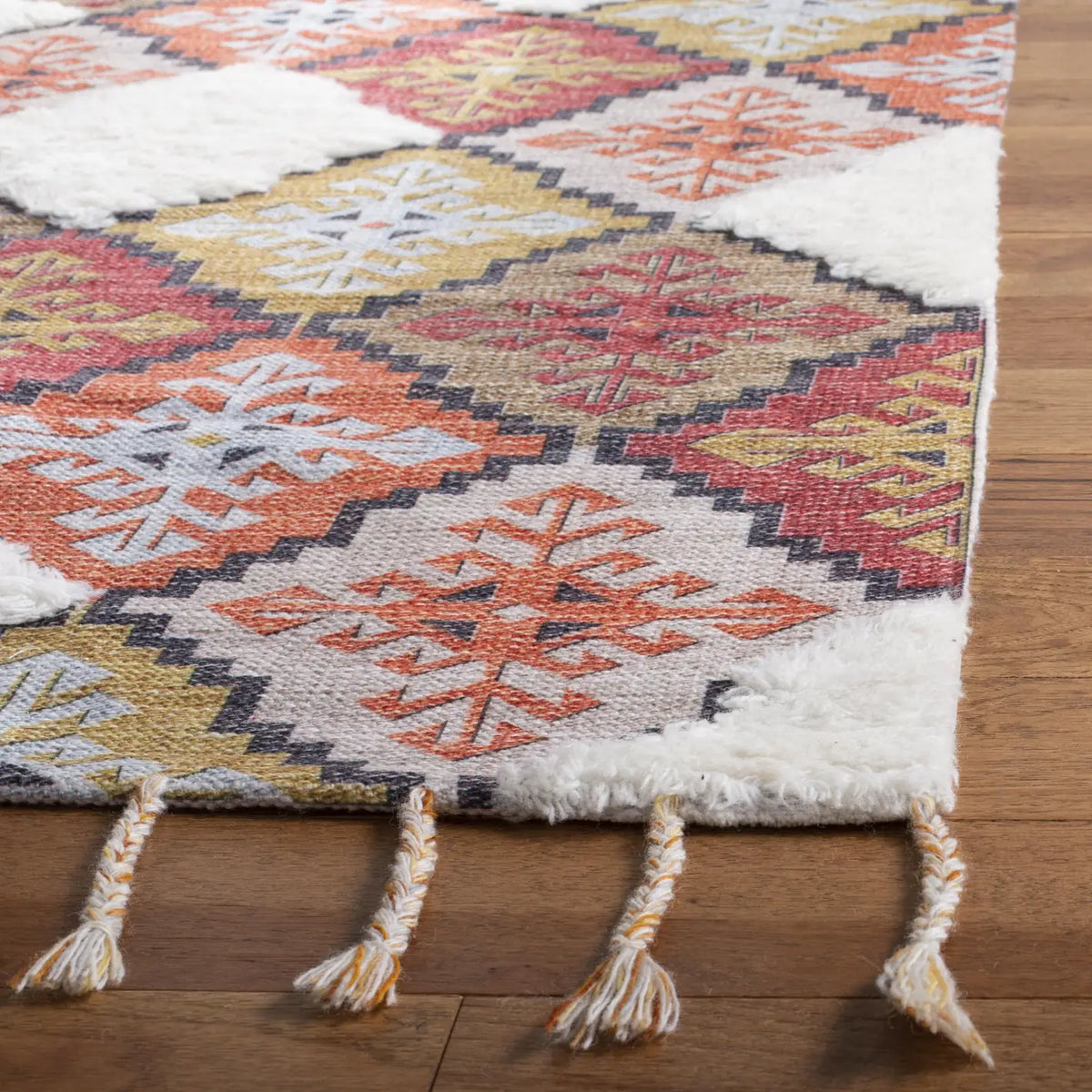 Safavieh Saffron 4'-0" x 6'-0" Rug in Rust / Ivory