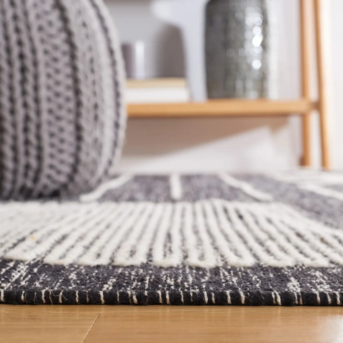Safavieh Kilim 5'-0" x 8'-0" Rug in Black / Ivory
