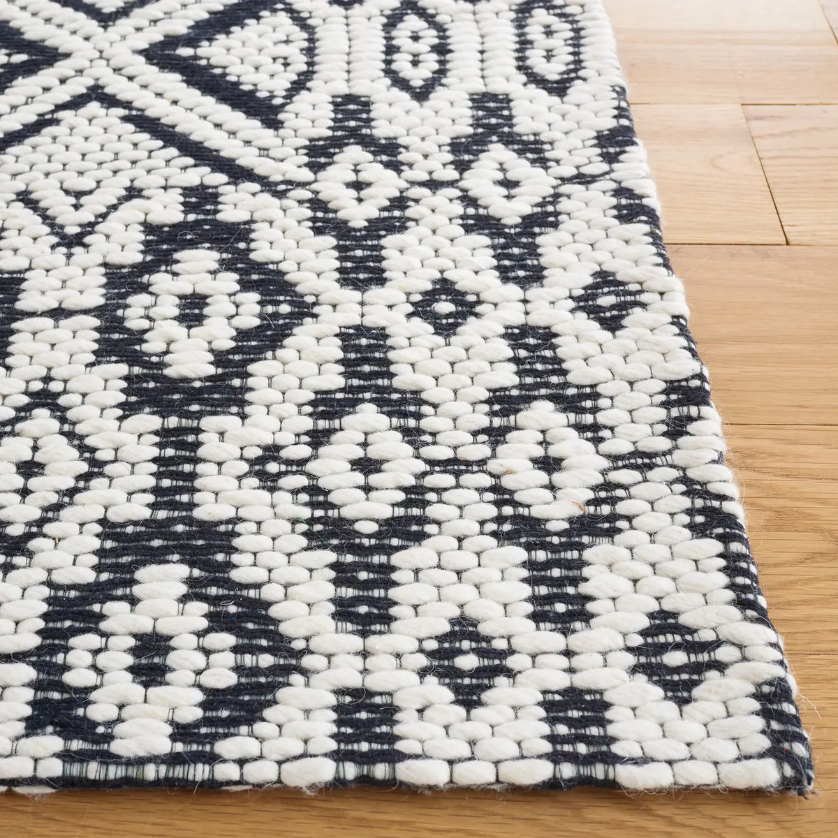 Safavieh Vermont 4'-0" x 6'-0" Rug in Ivory / Black