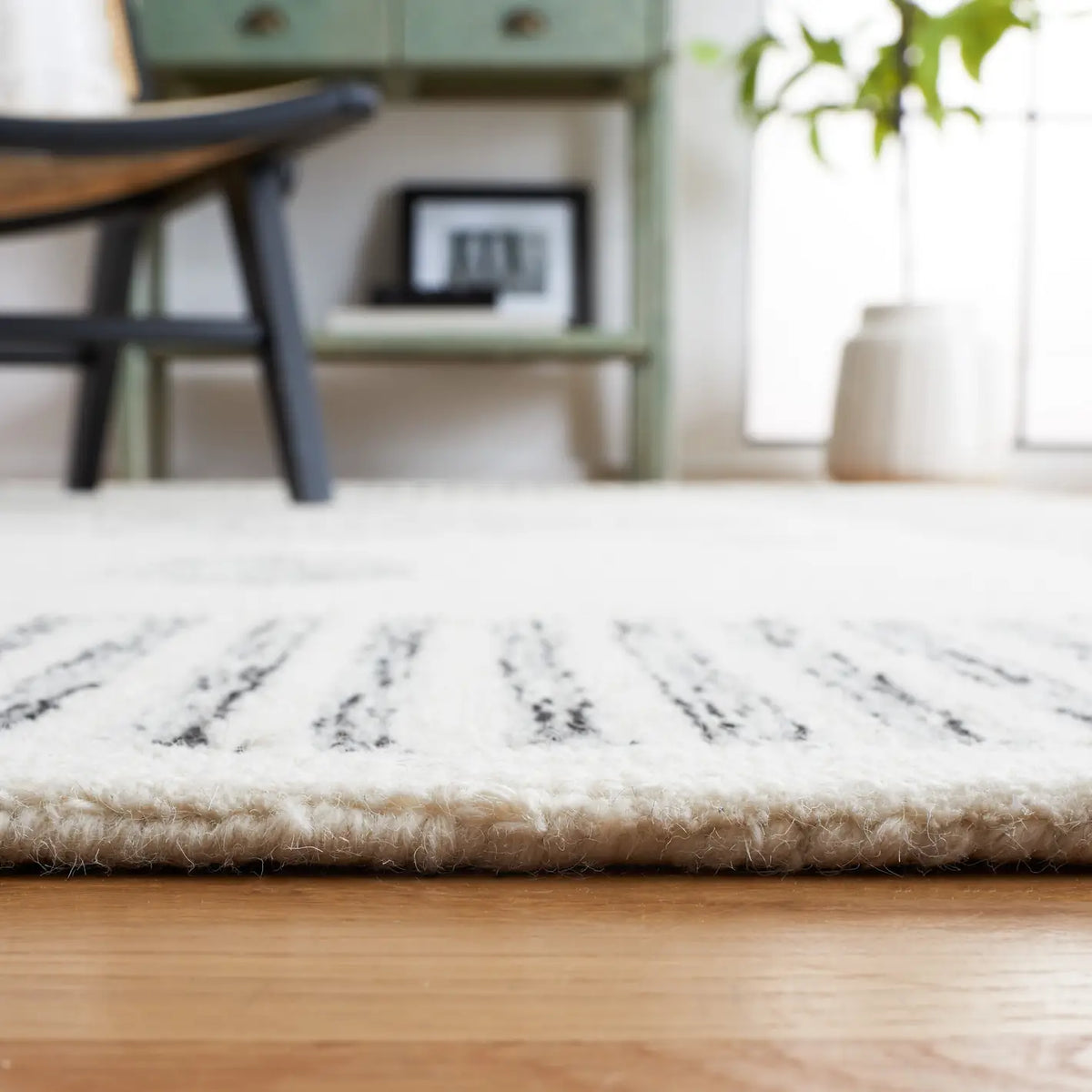 Safavieh Casablanca 4'-0" x 6'-0" Rug in Ivory / Black