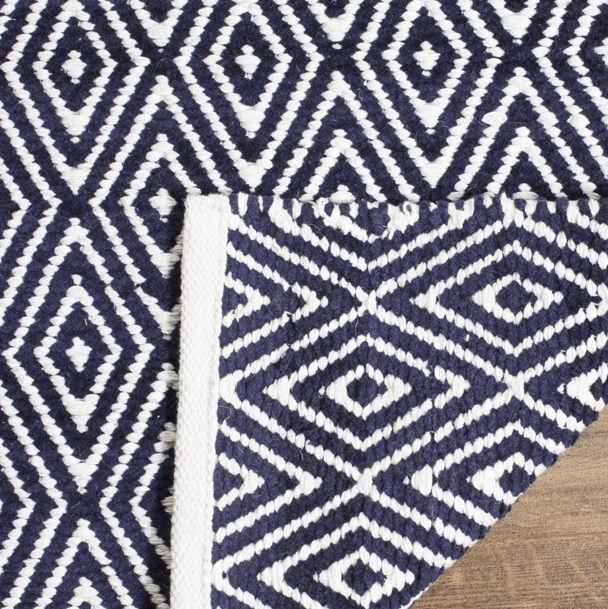 Safavieh Boston 4'-0" x 6'-0" Rug in Navy