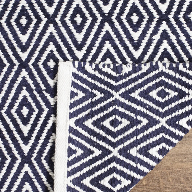 Safavieh Boston 4'-0" x 6'-0" Rug in Navy