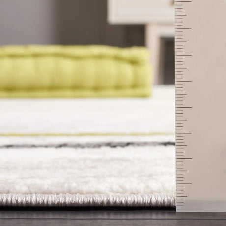Safavieh Skyler 4'-0" x 6'-0" Rug in Ivory Grey / Green