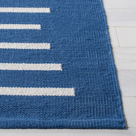 Safavieh Montauk 4'-0" x 6'-0" Rug in Navy / Ivory