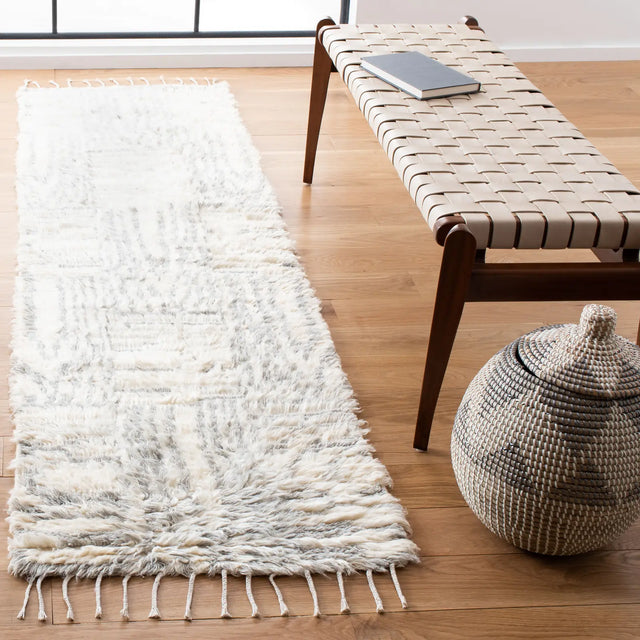 Safavieh Manhattan 2'-3" x 8'-0" Rug in Ivory / Grey