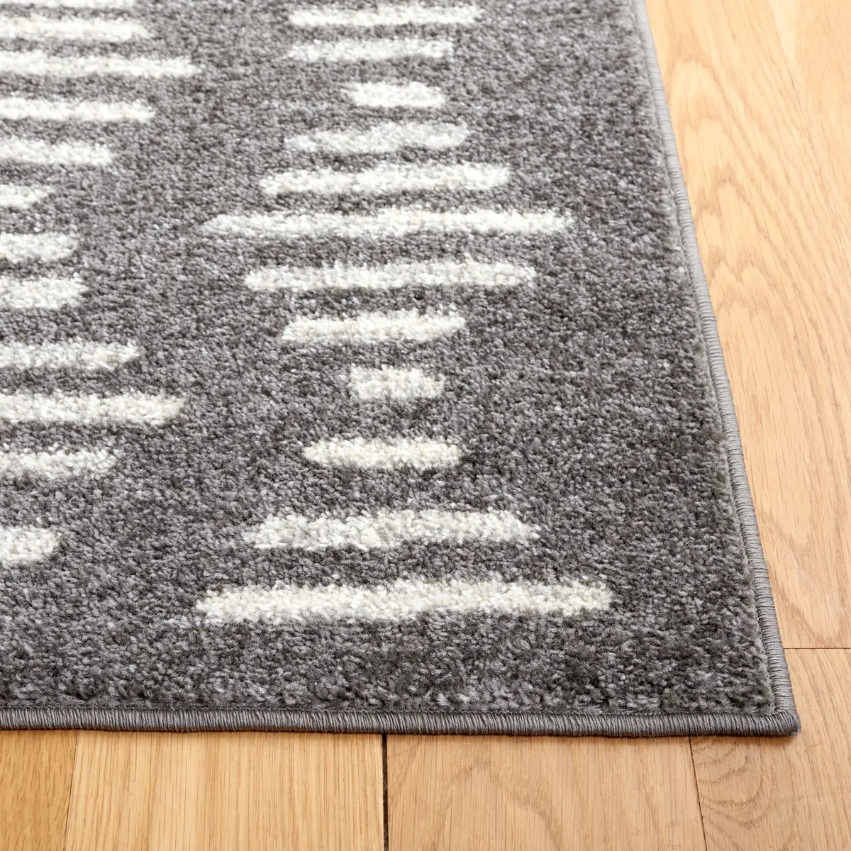 Safavieh Tulum 4'-5" x 6'-5" Rug in Dark Grey / Ivory