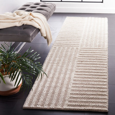 Safavieh Natura 2'-3" x 8'-0" Rug in Ivory / Taupe