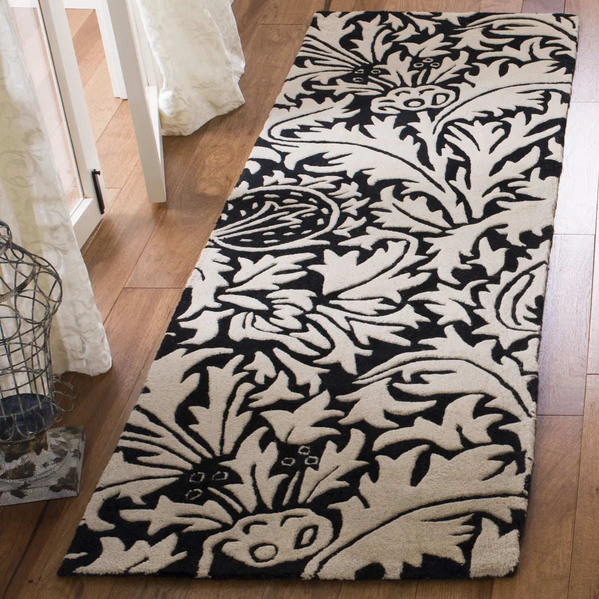 Safavieh Soho 2'-6" x 8'-0" Rug in Black / Beige