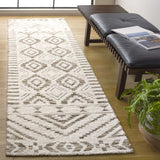 Safavieh Audrey 2'-6" x 8'-0" Rug in Ivory / Beige