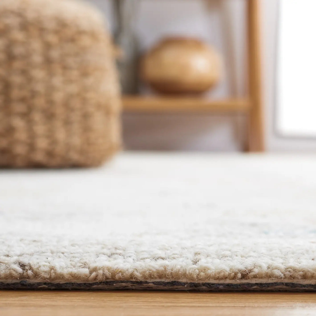 Safavieh Micro-Loop 4'-0" x 6'-0" Rug in Ivory / Blue