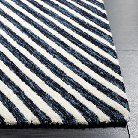 Safavieh Ebony 4'-0" x 6'-0" Rug in Navy / Ivory