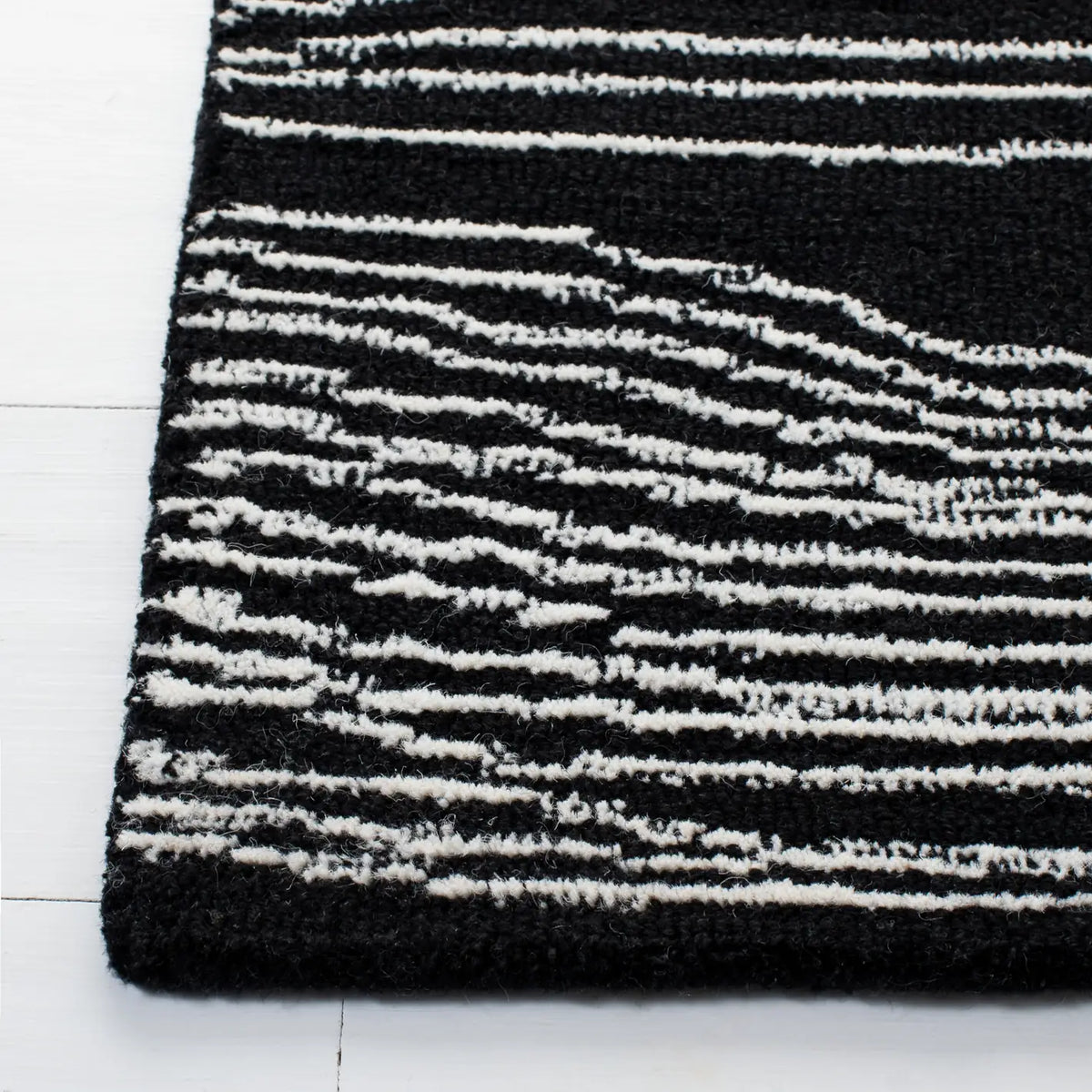 Safavieh Metro 4'-0" x 6'-0" Rug in Black / Ivory