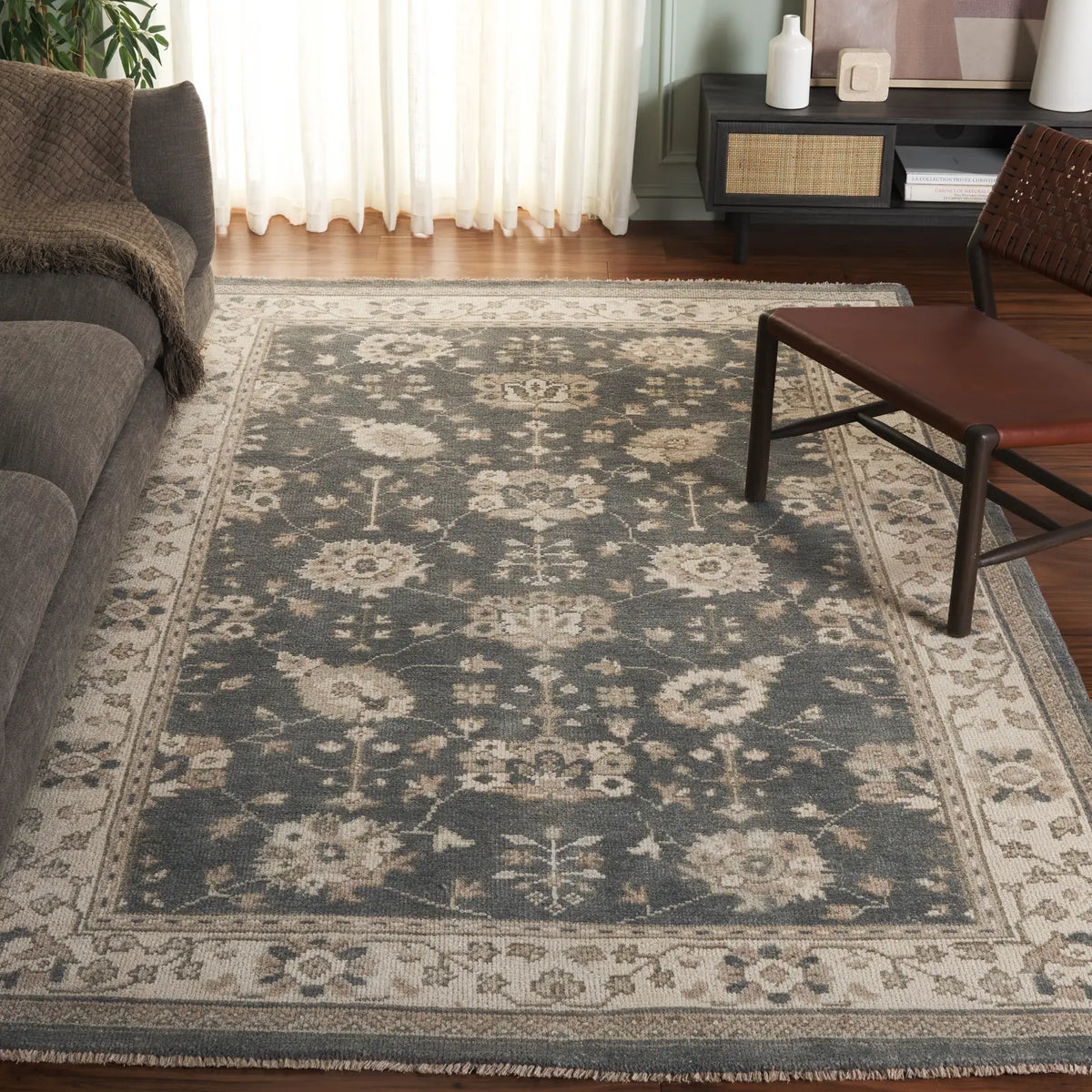 Safavieh Sivas 6'-0" x 9'-0" Rug in Grey / Ivory
