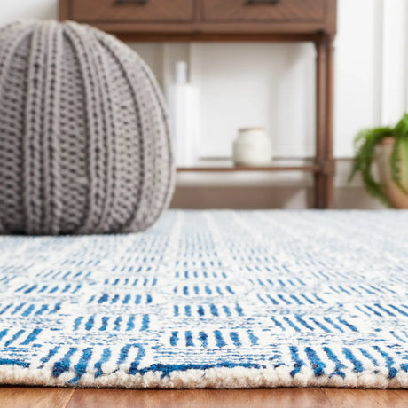 Safavieh Micro-Loop 4'-0" x 6'-0" Rug in Navy / Ivory