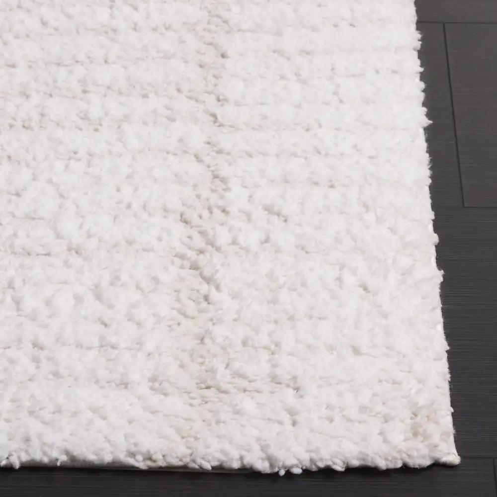 Safavieh Rumi Shag 5'-3" x 7'-6" Rug in Ivory / Light Beige