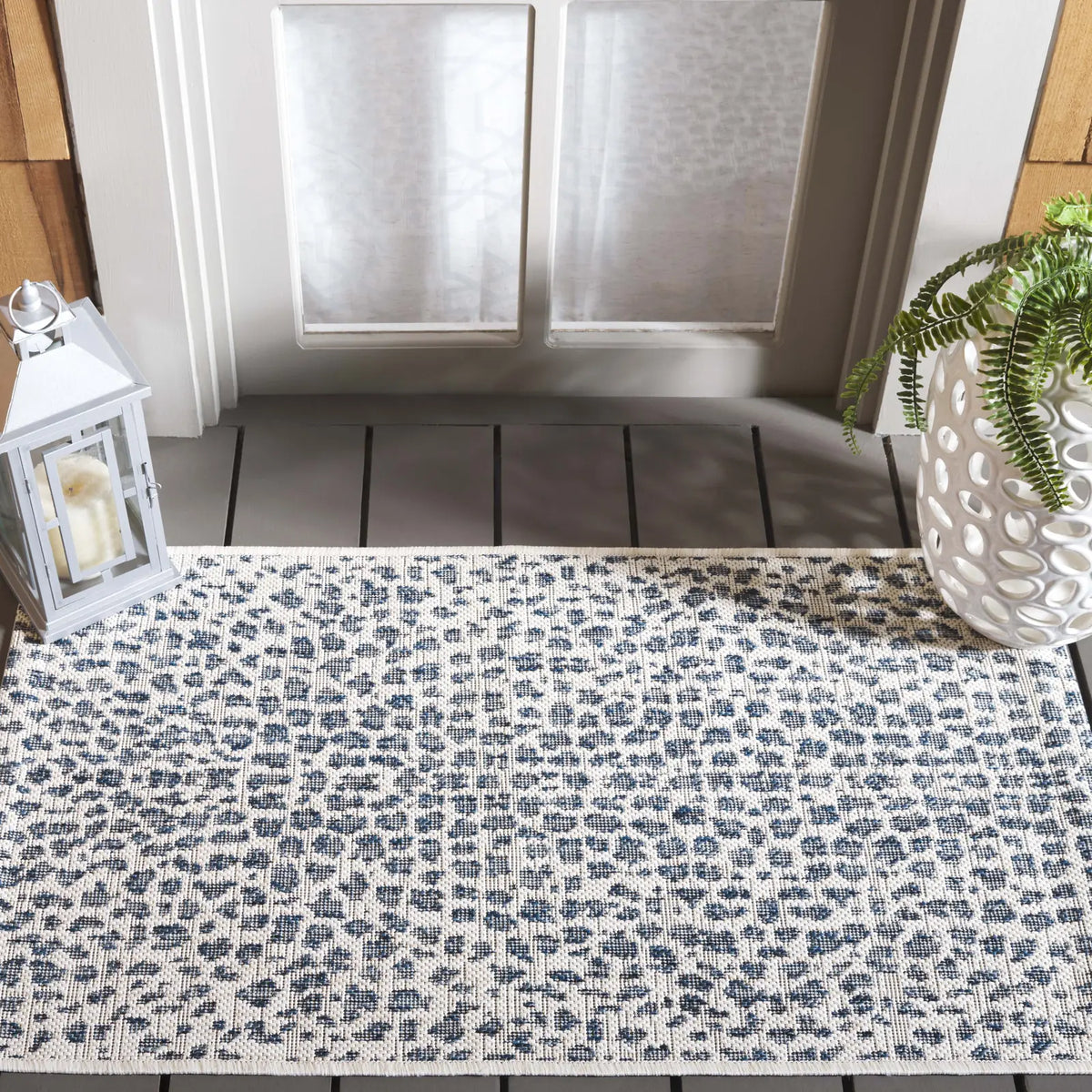 Safavieh Courtyard 2'-0" x 3'-7" Rug in Ivory / Navy
