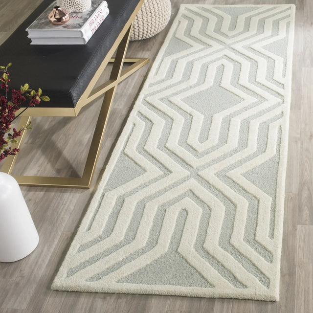 Safavieh Cambridge 2'-6" x 8'-0" Rug in Grey / Ivory