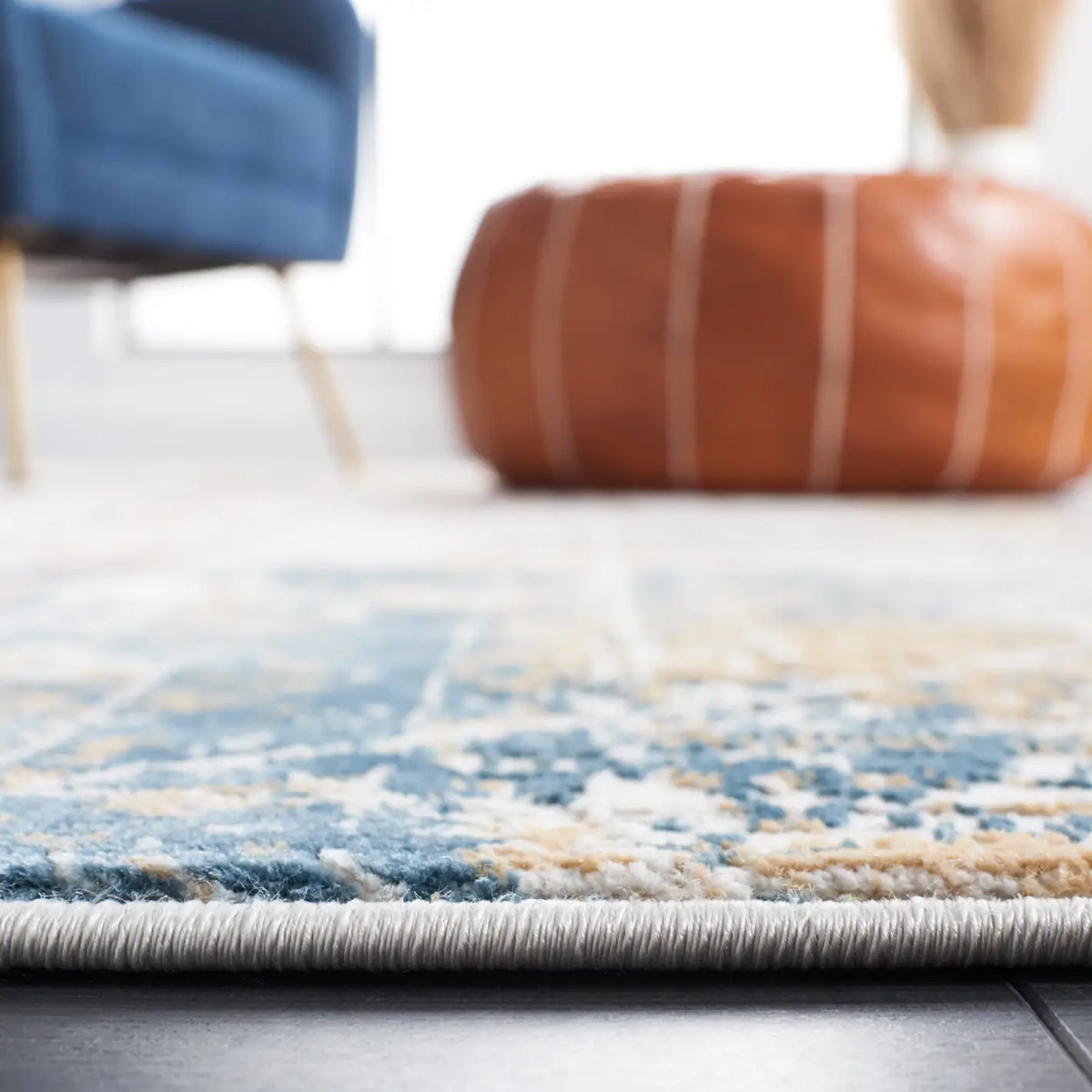 Safavieh Invista 4'-0" x 6'-0" Rug in Grey / Dark Grey