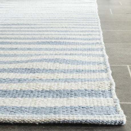 Safavieh Montauk 5'-0" x 7'-0" Rug in Ivory / Light Blue