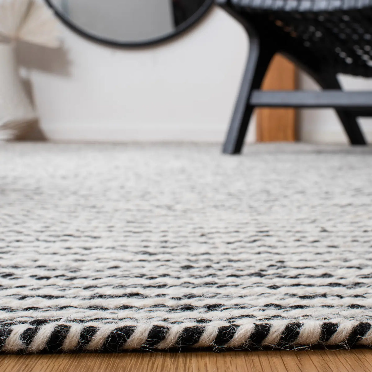 Safavieh Kilim 4'-0" x 6'-0" Rug in Black / Ivory