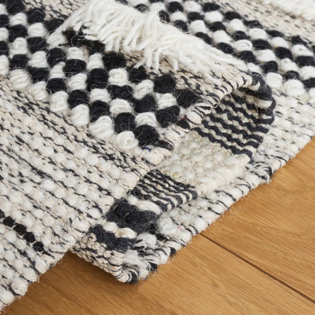 Safavieh Natura 4'-0" x 6'-0" Rug in Black / Ivory