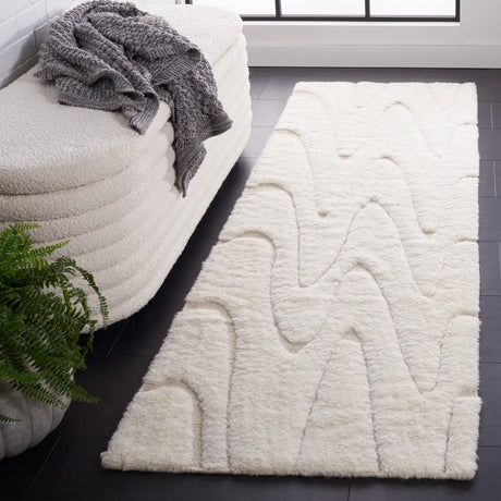 Safavieh Manhattan 2'-3" x 8'-0" Rug in Ivory / Beige