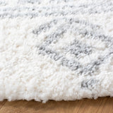 Safavieh Parma Shag 6'-7" x 6'-7" Rug in Ivory / Grey