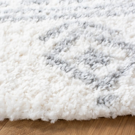 Safavieh Parma Shag 6'-7" x 6'-7" Rug in Ivory / Grey