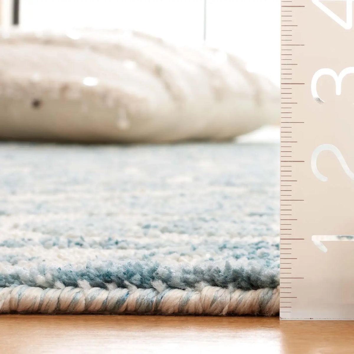 Safavieh Audrey 4'-0" x 6'-0" Rug in Ivory / Blue