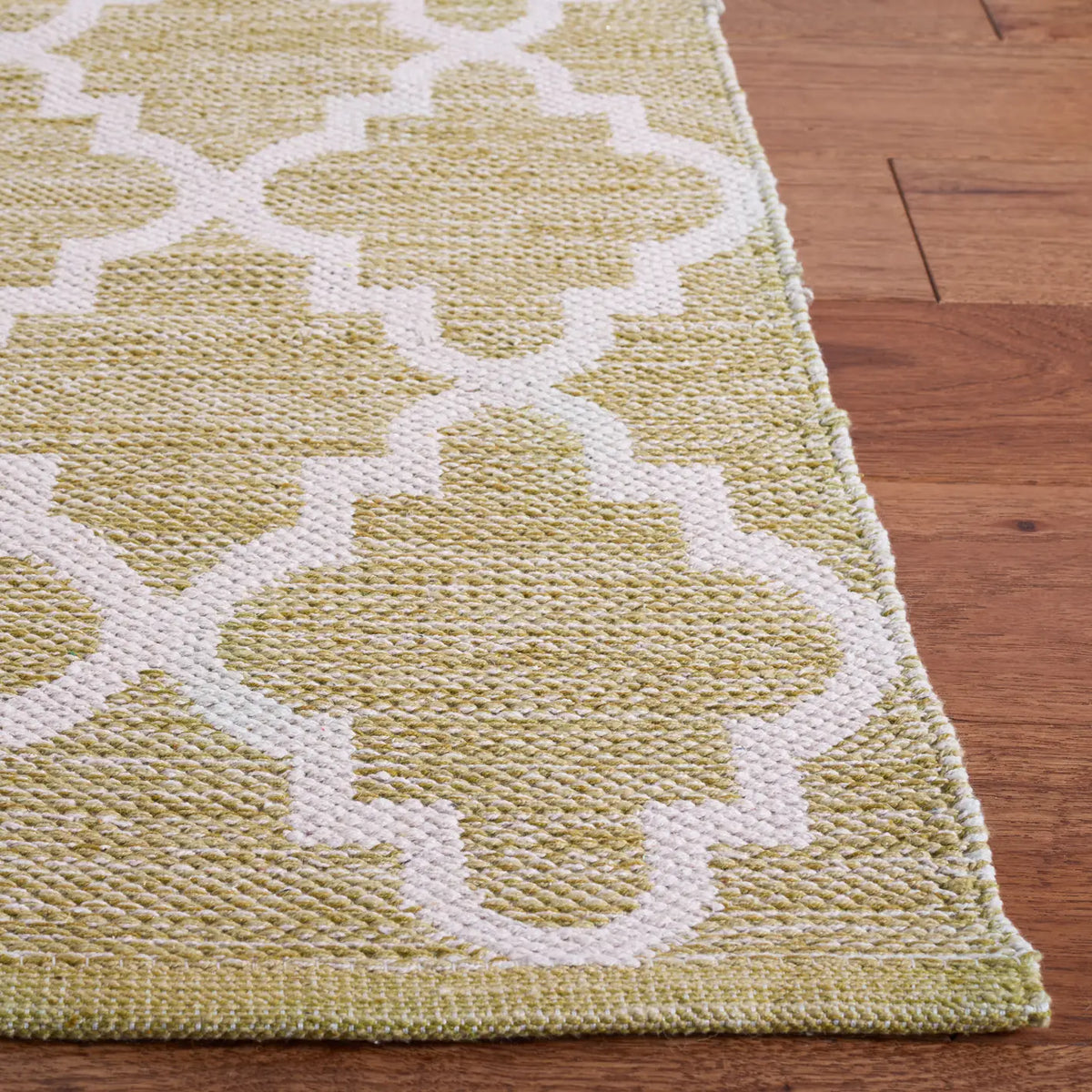 Safavieh Montauk 5'-0" x 8'-0" Rug in Green / Ivory