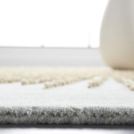 Safavieh Soho 4'-0" x 6'-0" Rug in Blue / Beige