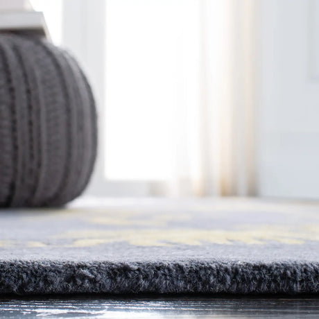 Safavieh Soho 5'-0" x 8'-0" Rug in Dark Grey