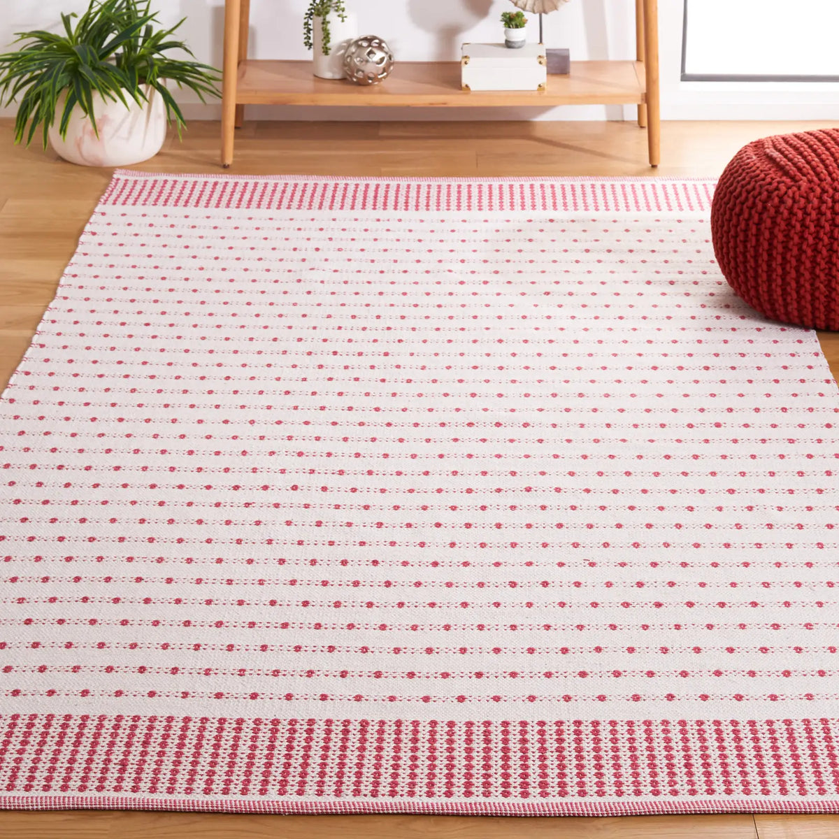 Safavieh Montauk 4'-0" x 6'-0" Rug in Red / Ivory