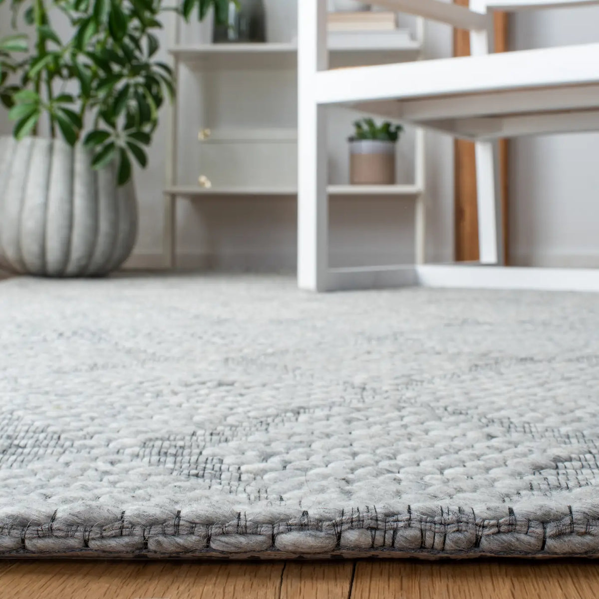 Safavieh Marbella 4'-0" x 6'-0" Rug in Silver / Grey