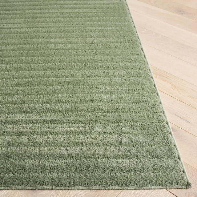 Safavieh Selena 5'-3" x 7'-6" Rug in Green