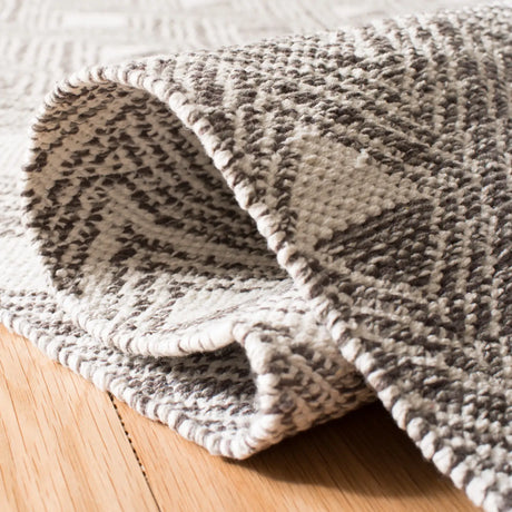 Safavieh Montauk 5'-0" x 8'-0" Rug in Charcoal / Ivory
