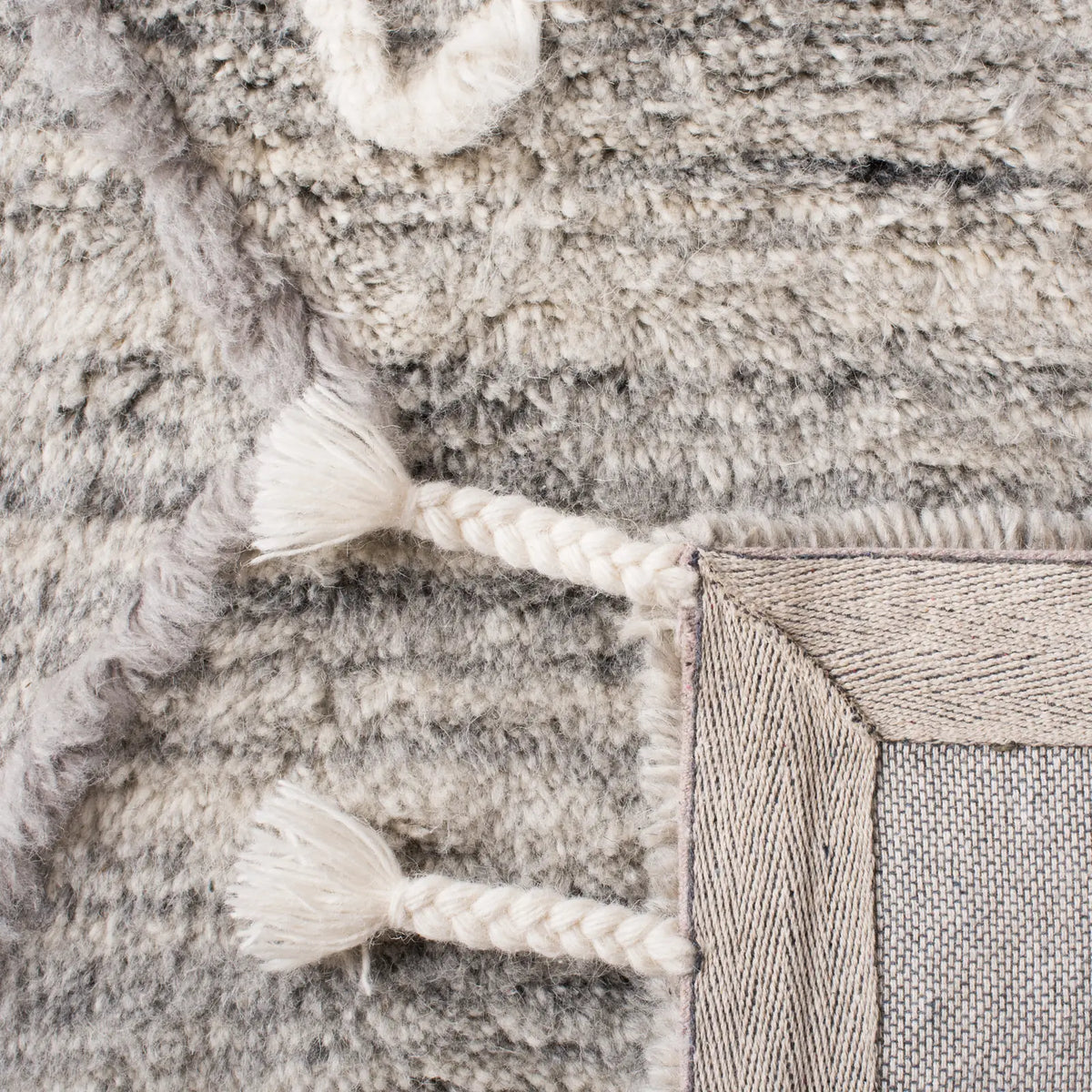 Safavieh Casablanca 4'-0" x 6'-0" Rug in Grey / Ivory