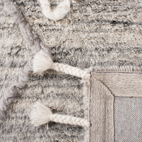 Safavieh Casablanca 4'-0" x 6'-0" Rug in Grey / Ivory