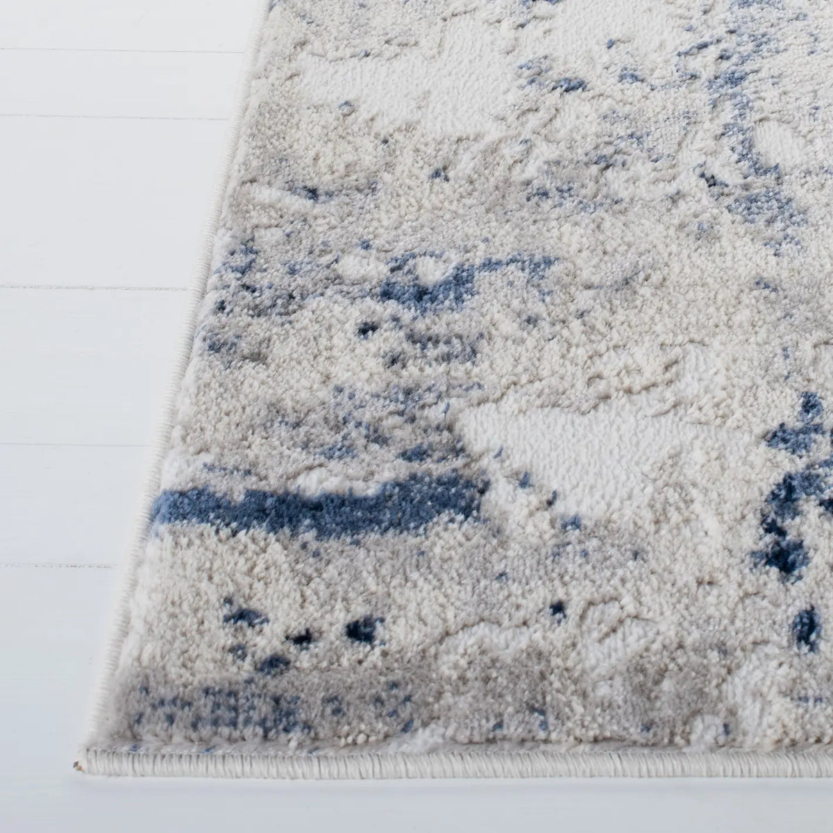 Safavieh Skyler 4'-5" x 6'-5" Rug in Grey / Navy