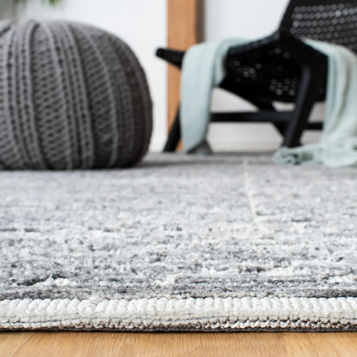 Safavieh Roslyn 4'-0" x 6'-0" Rug in Grey / Beige