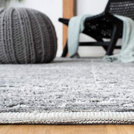 Safavieh Roslyn 4'-0" x 6'-0" Rug in Grey / Beige