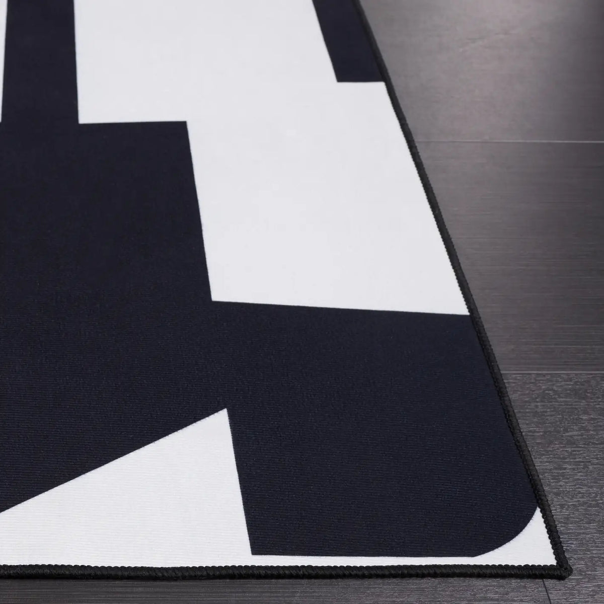 Safavieh Malibu 4'-0" x 6'-0" Rug in Black / Ivory
